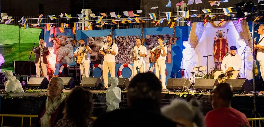 Actuación durante las fiestas de Tinasoria.