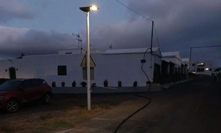 Imagen del cable en el suelo por donde pasan coches y personas.