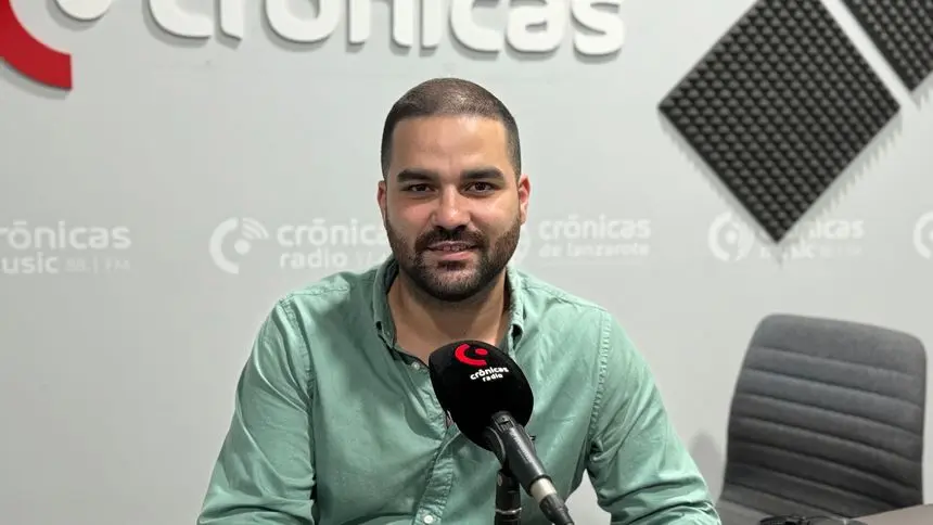 Jesús Machín en el estudio de Crónicas Radio.
