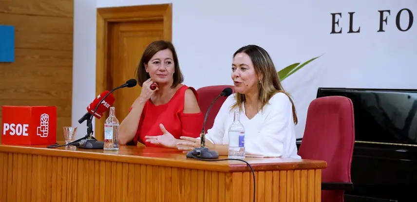 Francin Armengol junto a María Dolores Corujo.