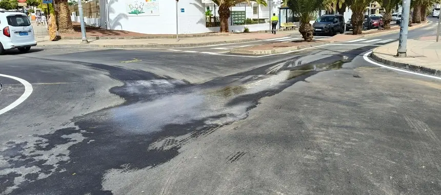 Imagen de la filtración del agua tras una nueva rotura de la tubería.