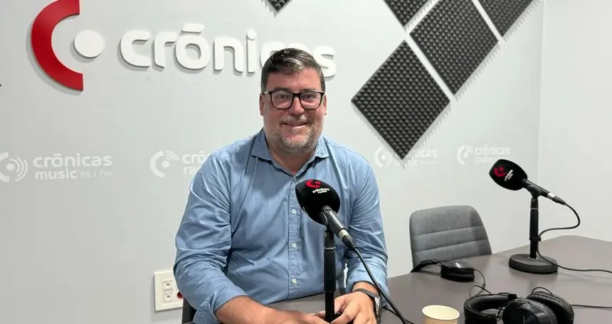 El alcalde de San Bartolomé este martes en el estudio de Crónicas Radio durante su intervención en el programa A buena hora