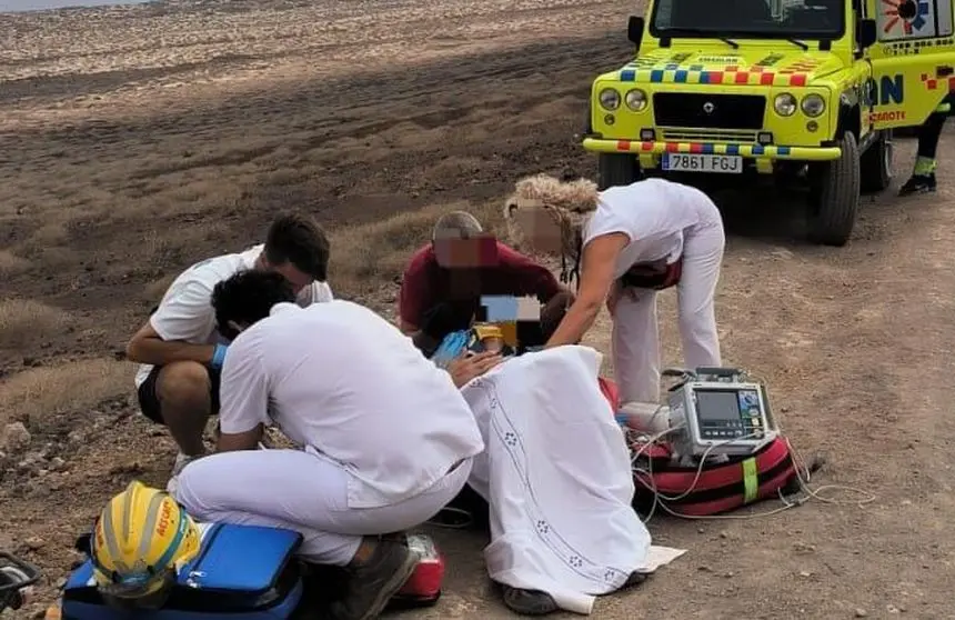 Asistencia de Emerlán a un ciclista en La Graciosa.