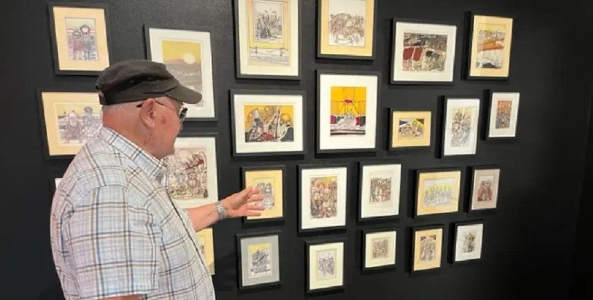 Santiago Alemán explicando su obra.