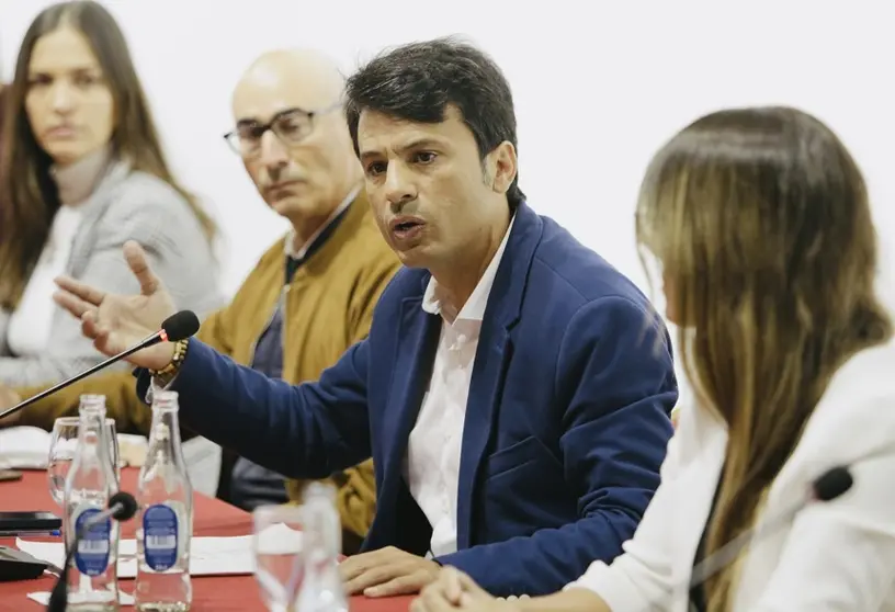 Marcos Bergaz con grupo PSOE en pleno
