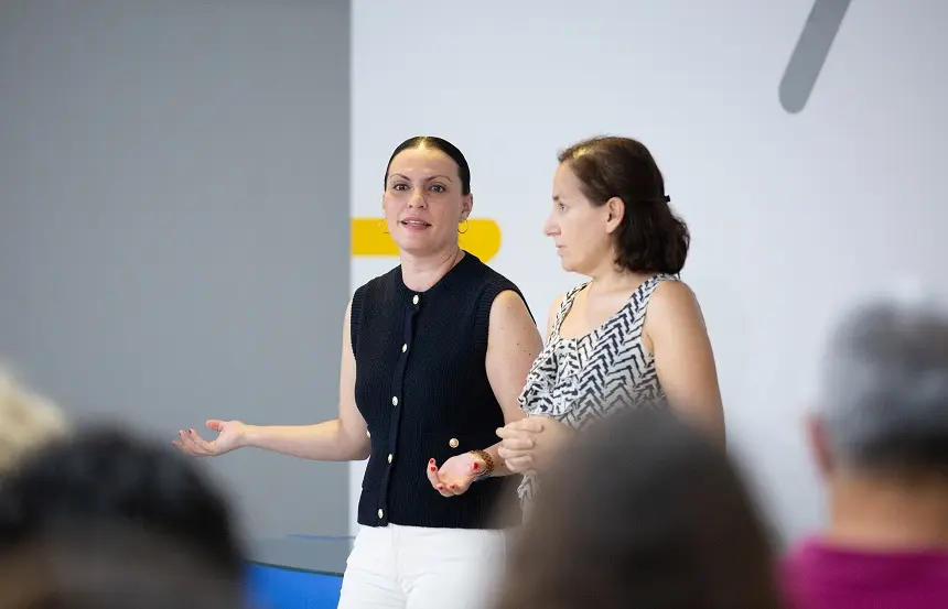 Migdalia Machín junto a la directora general de Dependencia del Gobierno de Canarias, Concepción Ramírez