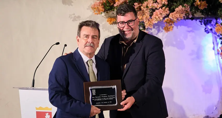 Isidro Pérez junto al homenajeado.