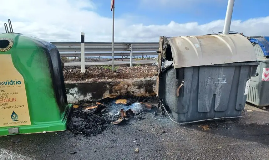 Imagen de cómo quedaron los contenedores tras el incendio