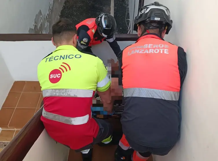 Momento del complicado traslado de la persona accidentada