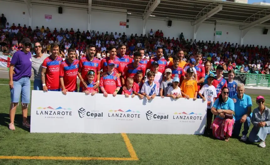 El equipo con sus aficionados en el campo de Tías