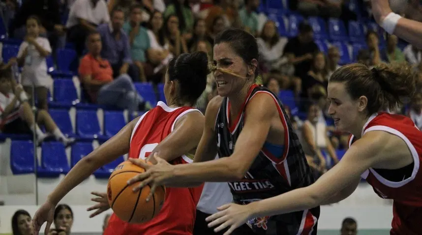 Jugadora del Magec Tías intentando penetrar la defensa del Segle XXI durante el choque realizado en el Pabellón de Tías.
