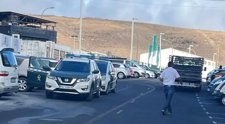 Momento de la intervención de los agentes de la Guardia Civil en la zona.