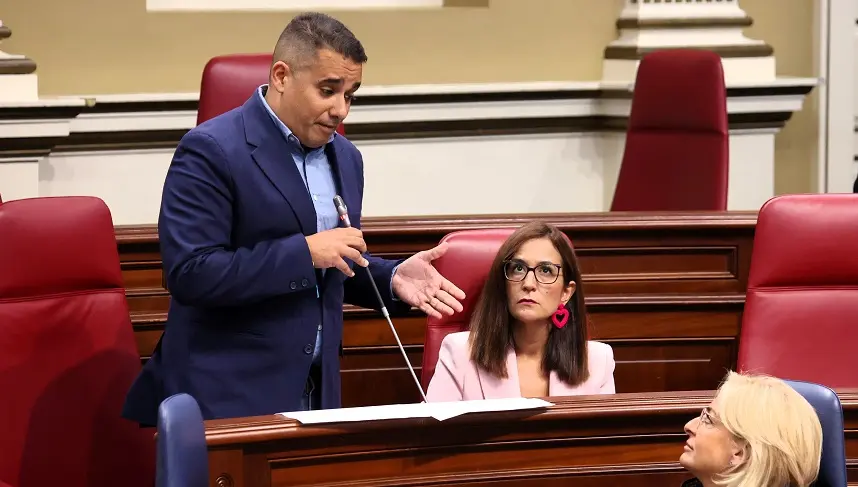 Yoné Caraballo dirigiendose a Esther Monzón.