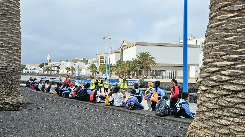 Niños de los centros educativos en el Charco de San Ginés.