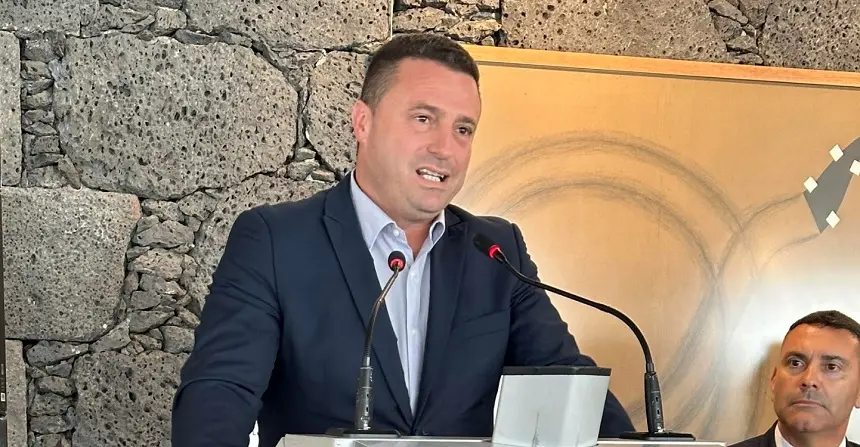 Óscar Noda en un acto oficial con Oswaldo Betancort escuchando atentamente lo que dice. 