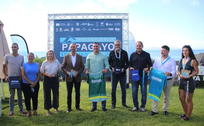 Los organizadores de la travesía con los cargos públicos del Cabildo y del Ayuntamiento de Yaiza.