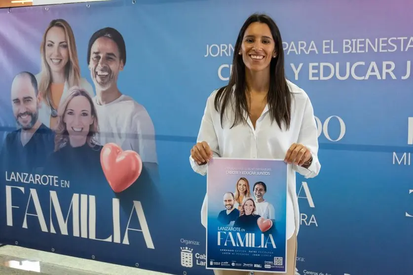 La consejera Aroa Revelo presentando las jornadas Lanzarote en Familia.