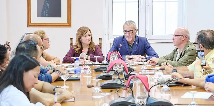 Imagen del encuentro presidido por Marci Acuña y Nieves Lady Barreto en el Cabildo de Lanzarote.
