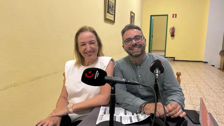 La periodista Laura San José con el Teniente de Alcalde del Ayuntamiento de Arrecife Echedey Eugenio.
