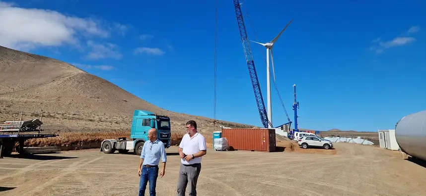 Isidro Pérez y Raúl de León junto a los nuevos aerogeneradores.