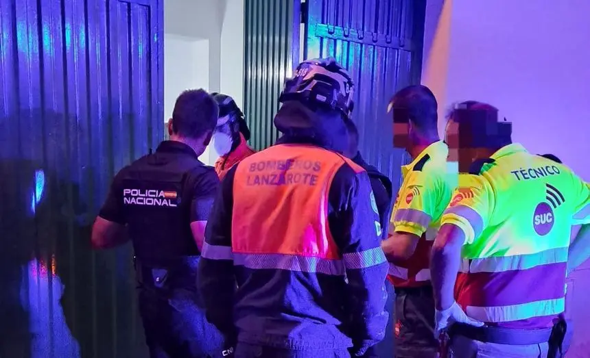 Momento del acceso al interior de los bomberos y del personal del SUC