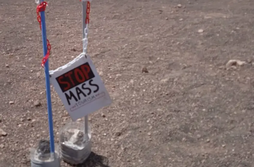 Imagen de uno de los carteles que han colocado los organizadores de la manifestación por la Isla