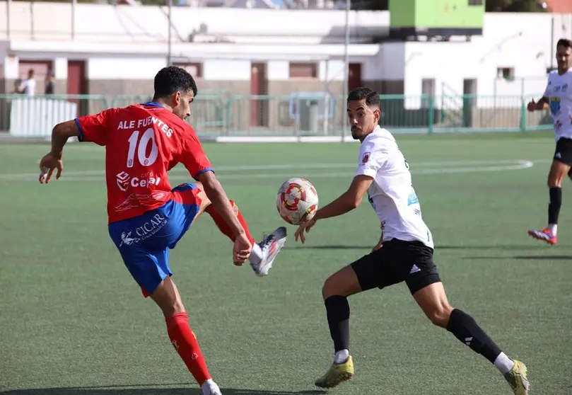 Una de las jugadas del encuntro con Alex Fuentes de protagonista