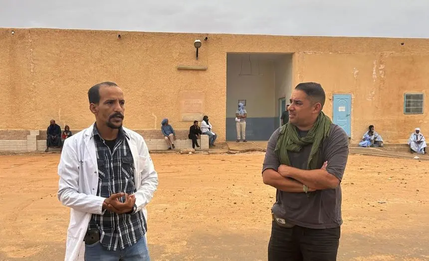 Yoné Caraballo habla con un médico saharaui en Tinduf