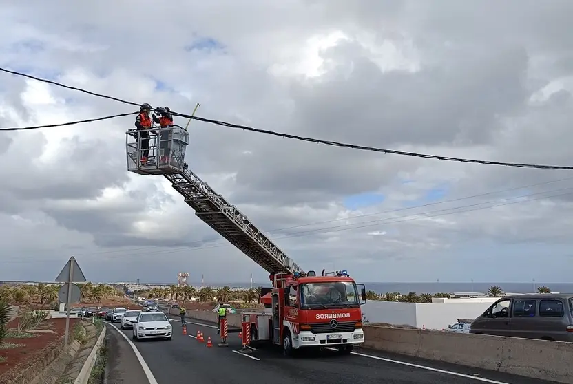 Imagen de los bomberos del Consorcio de Seguridad y Emergencias colocando el cableado.