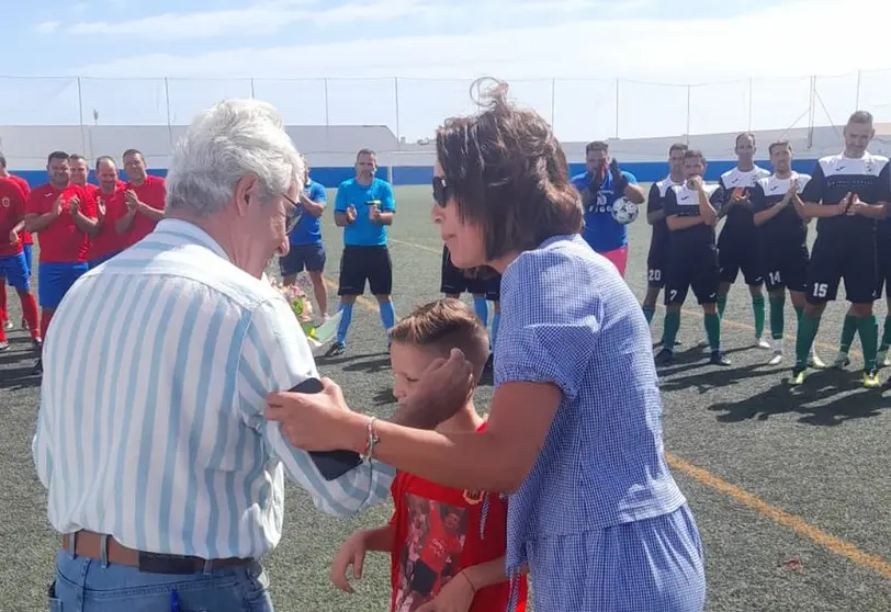 Marcial Francisco Hernández, presidente de la Asociación de Ex Jugadores de la UD Lanzarote, entregó un obsequio a los familiares de Maykel.