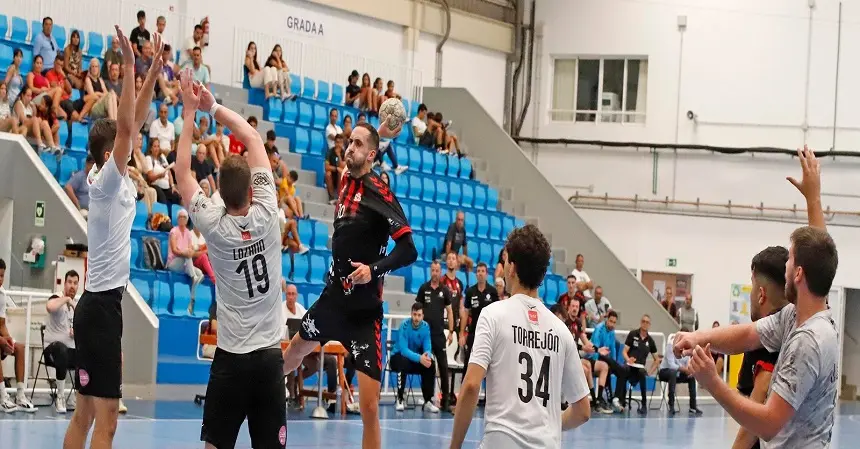 Jugador del San José Obrero realizando un lanzamiento ante la defensa del Alcobendas.
