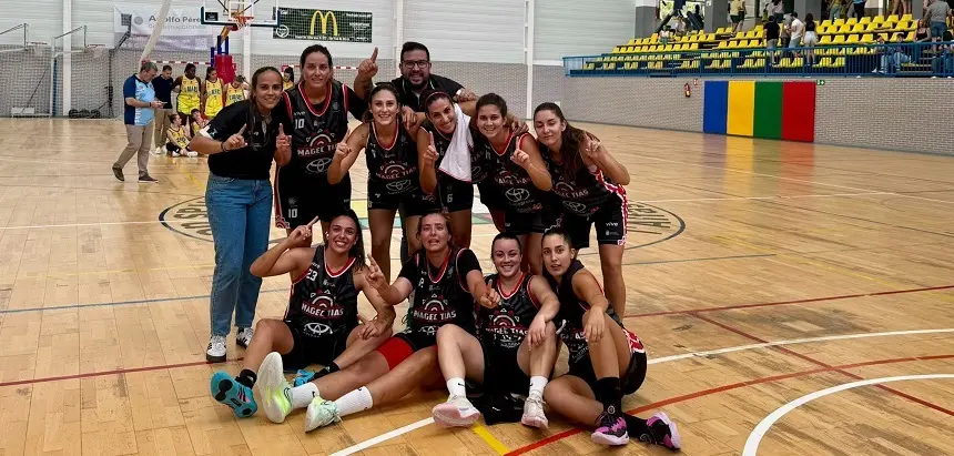Jugadoras del Magec Tías celebrando la victoria.