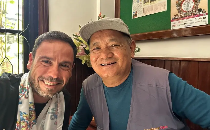 Joel Delgado con un experimentado guía que les llevará a la cumbre.