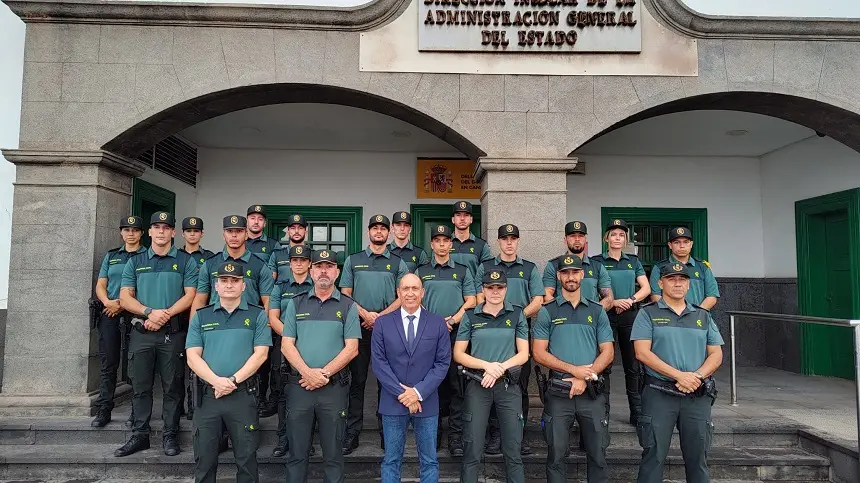 Pedro Viera junto a los nuevos agentes de la Guardia Civil.