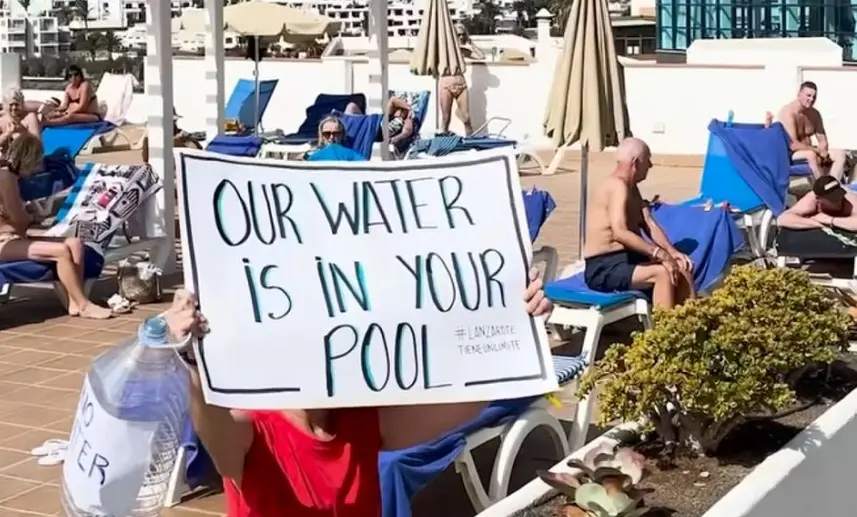Imagen de una de las manifestantes junto a los diferentes turistas.