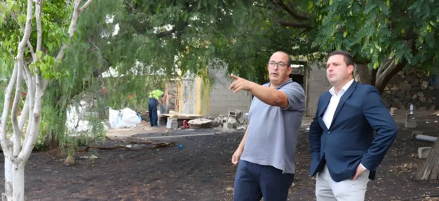 Óscar Noda, alcalde, y Rubén Arca, concejal de Limpieza, en una visita al pueblo de Uga