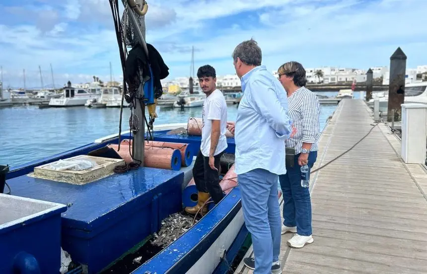 Gabriel Mato en una visita a La Graciosa.