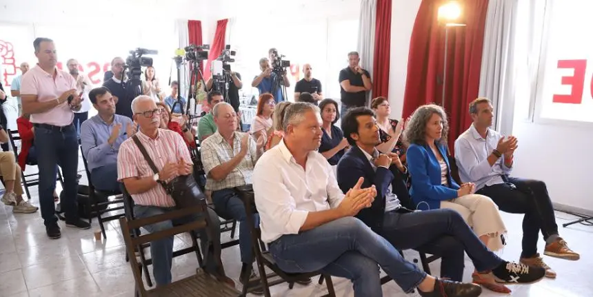 Un grupo de dirigentes socialistas en una convocatoria de prensa en su sede de Arrecife.