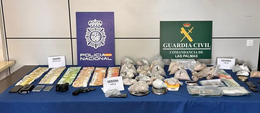 Imagen del material y el dinero decomisado por la Guardia Civil y la Policía Nacional.