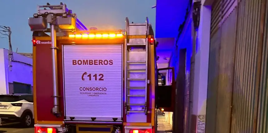 El camión de bomberos en el lugar en el que se produjo la explosión.