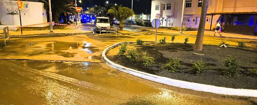 Nueva rotura, anoche, de la red de saneamiento en la calle Tajaraste. Personal de Canal Gestión balizan la calle ante el nuevo desprendimiento de la calzada