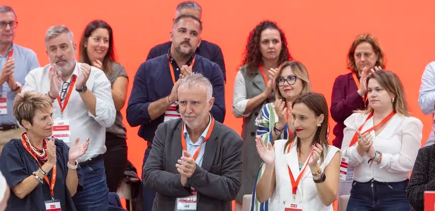 Momento en el que Ángel Víctor Torres es aplaudido por sus compañeros de partido