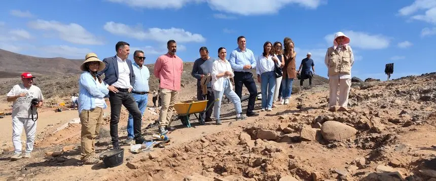 Momento en el que acuden a ver el hallazgo en el lugar donde se están produciendo las excavaciones