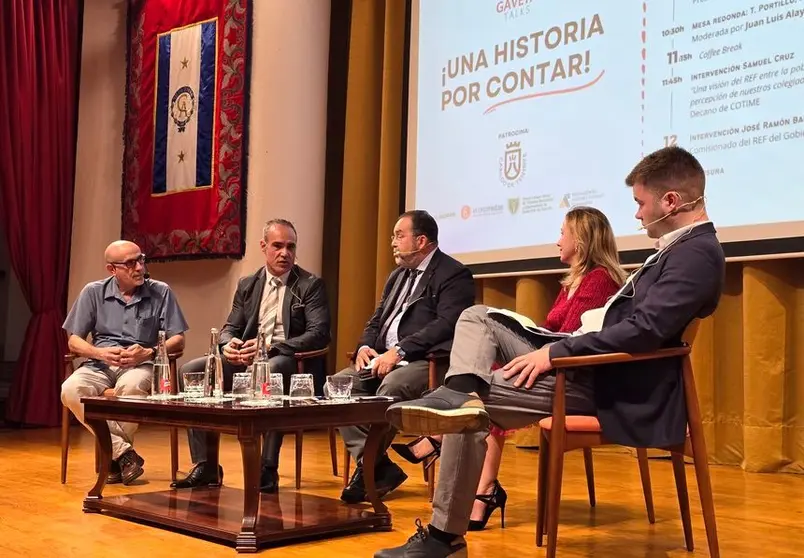 Imagen de los expertos que participaron en la mesa redonda sobre la historia de los fueros