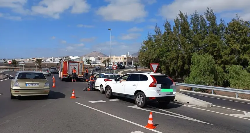 Imagen del momento en el que los bomberos atienden a la conductora herida