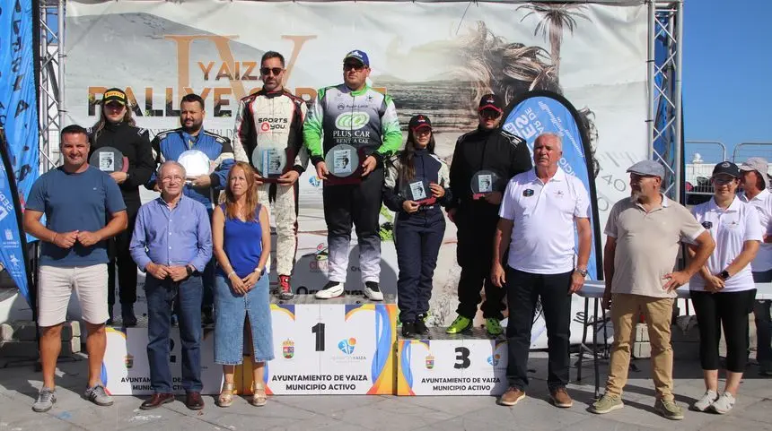 Imagen del podio con los ganadores y los organizadores de la prueba