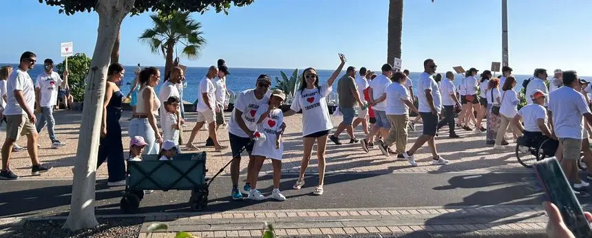 Imagen de los manifestantes este domingo por las calles de Puerto del Carmen