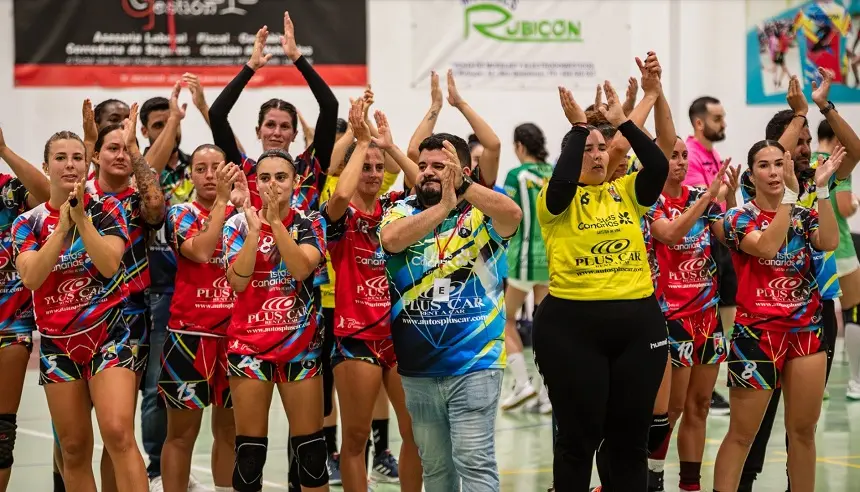 Imagen de archivo de las jugadoras del Zonzamas aplaudiendo a sus aficionados.