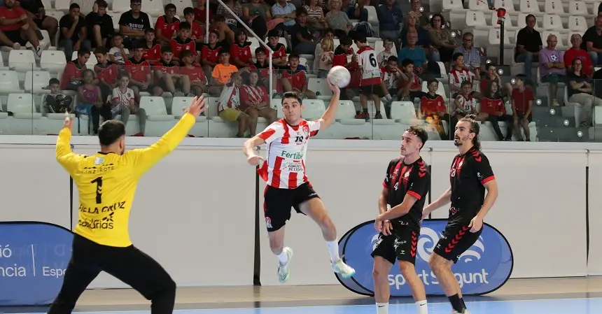 Jugador del Puerto Sagunto realizando un lanzamiento contra el portero del San José.