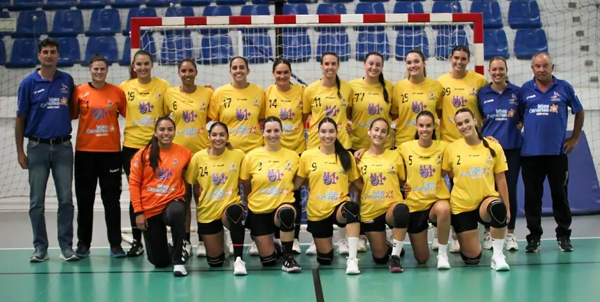 Cuerpo técnico y jugadoras del Puerto del Carmen.